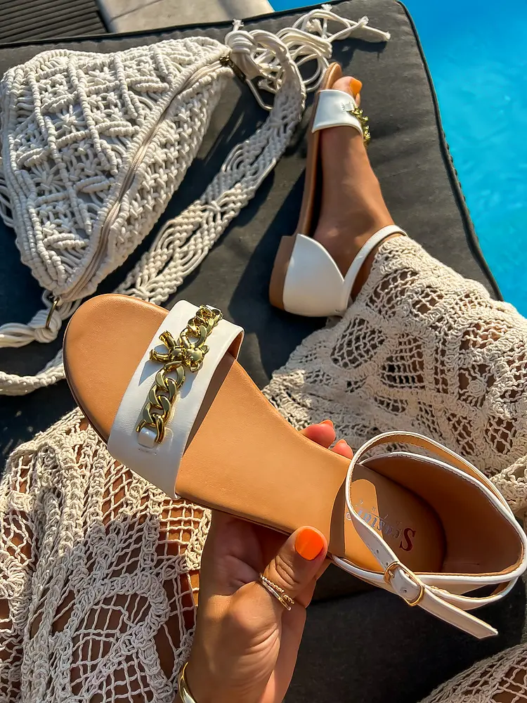 Elegantné sandále so zlatou ozdobou ROSALYN-