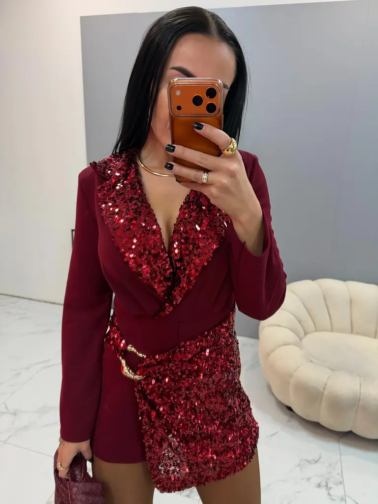 Overal zdobený flitrami s vypchávkami na ramenách CRISIA - next