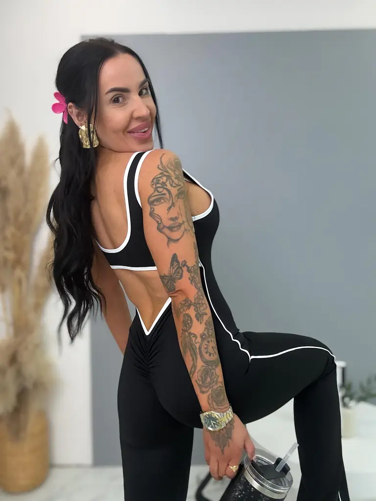 Tvarujúci overal s vypchávkami a tvarovaným zadkom LIVIANA