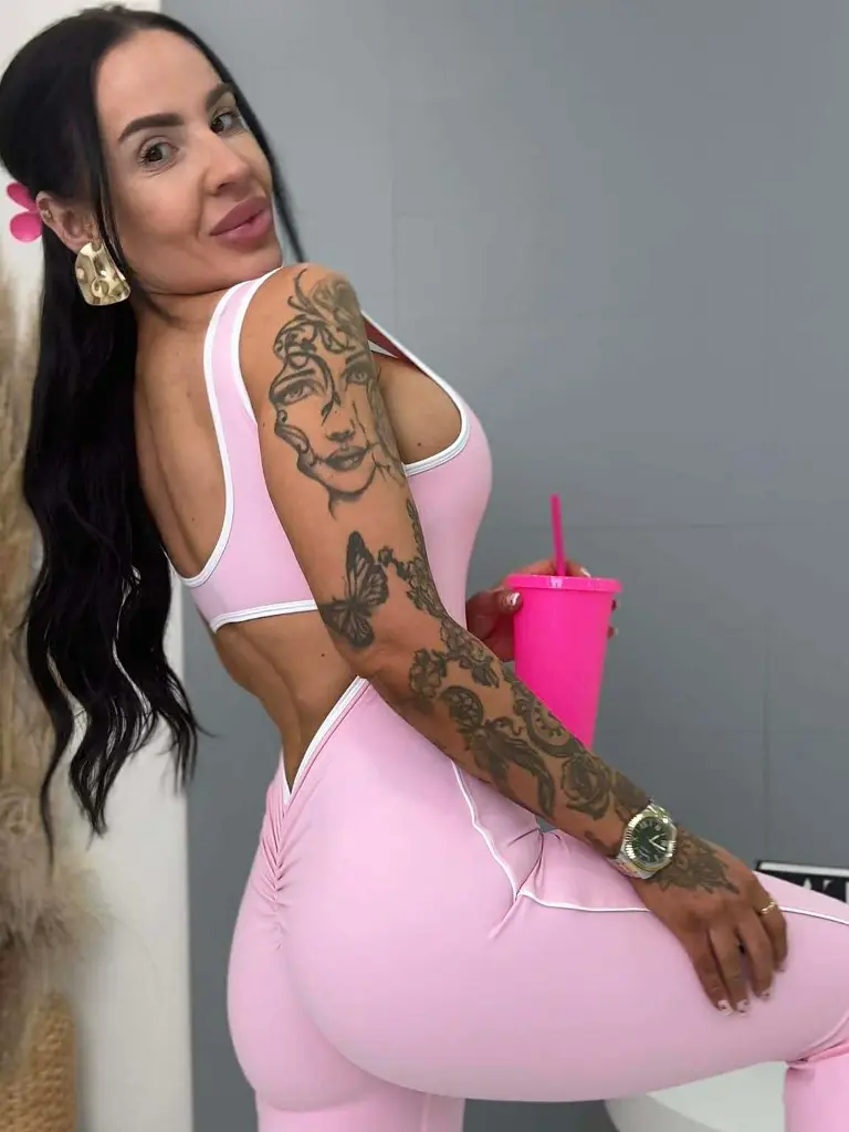 Tvarujúci overal s vypchávkami a tvarovaným zadkom LIVIANA