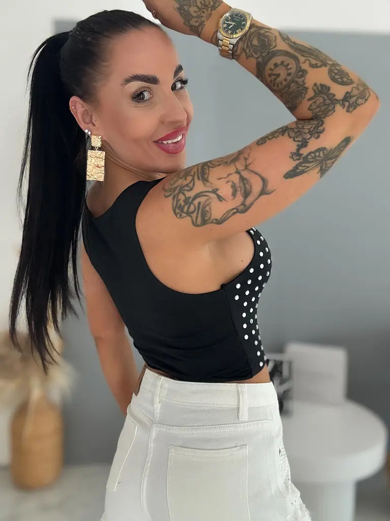 Crop-top so striebornými kamienkami BLANCA - next
