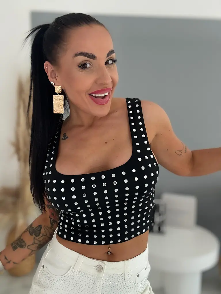 Crop-top so striebornými kamienkami BLANCA
