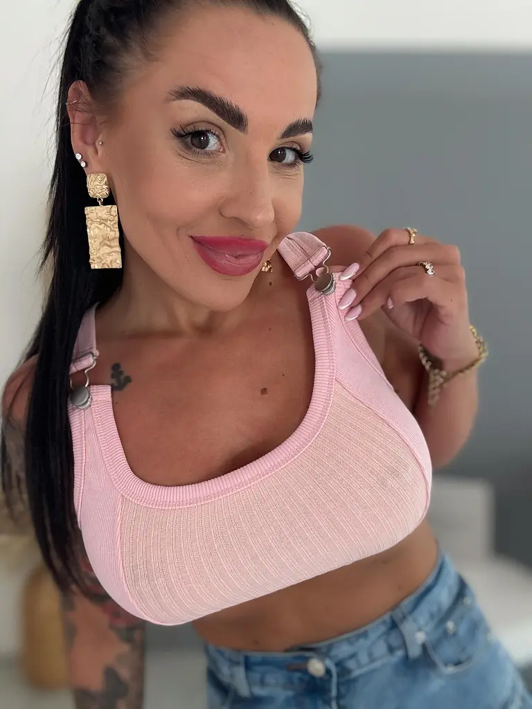 Rebrovaný crop top s funkčným zapínaním na traky CAPRI