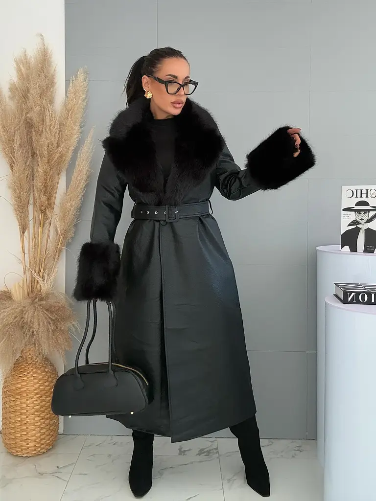 Dlhý kabát z ekokože s opaskom a kožušinou BELLA NOIR - next